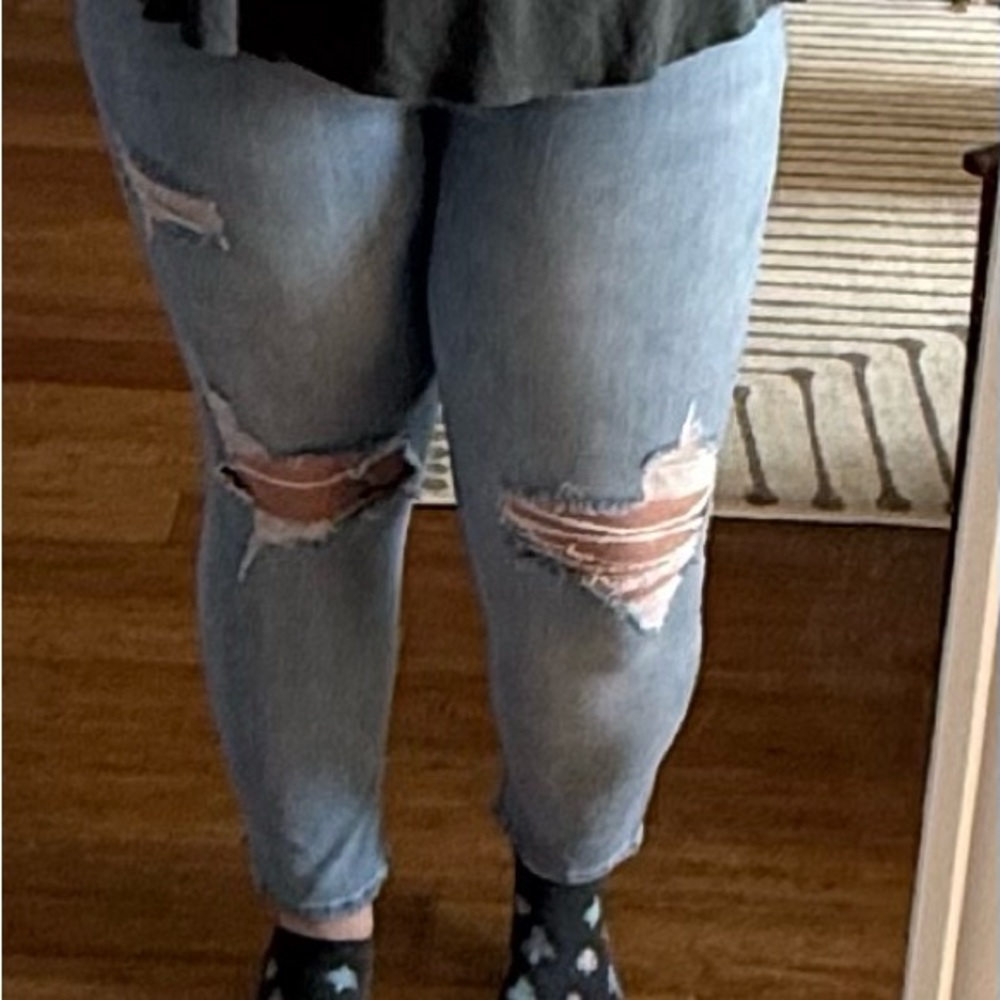 Women's Distressed Ankle Jeans in Light Blue
